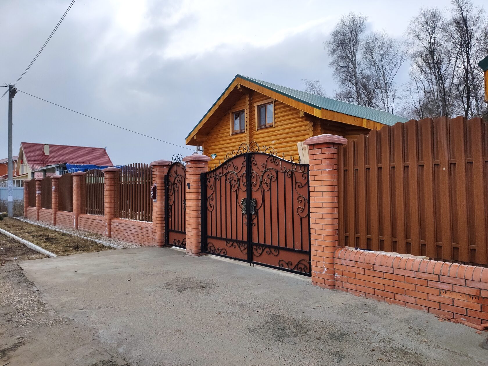 Кирпичные заборы